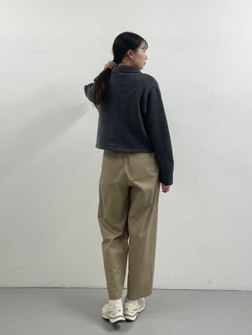 ベージュ系のその他パンツ、グレー系のニット/セーターを着用したレディースの秋コーディネートの4枚目の写真