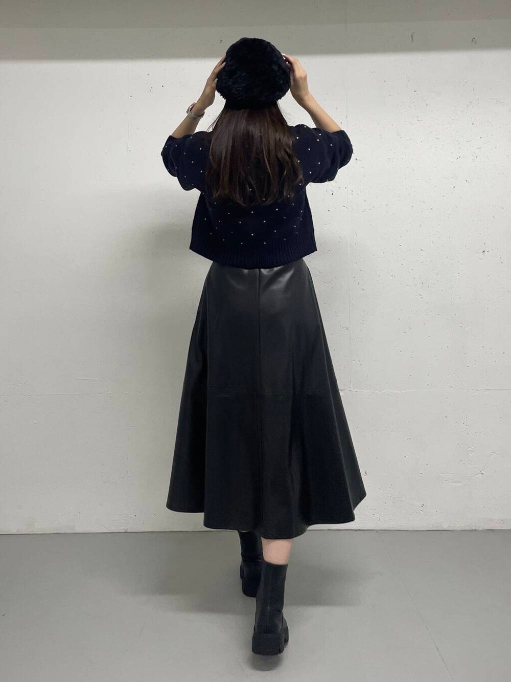 ブラック系のスカート、ブルー系のカーディガン/ボレロを着用したレディースの秋コーディネートの3枚目の写真