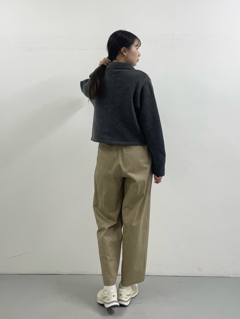 グレー系のニット/セーター、ベージュ系のその他パンツを着用したレディースの秋コーディネートの4枚目の写真