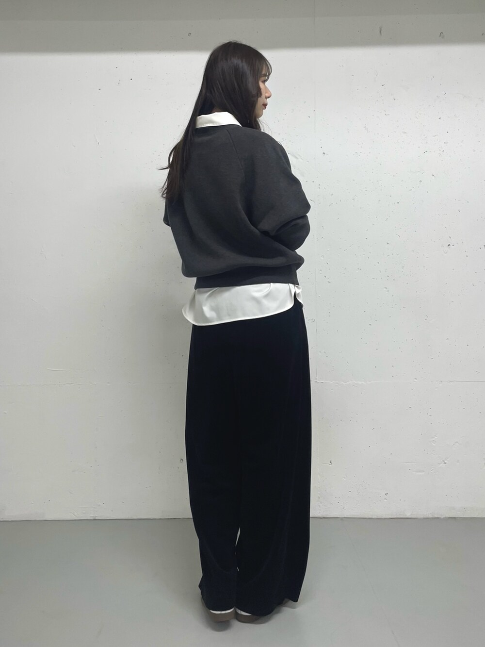 グレー系のニット/セーター、ブラック系のその他パンツを着用したレディースの秋コーディネートの3枚目の写真