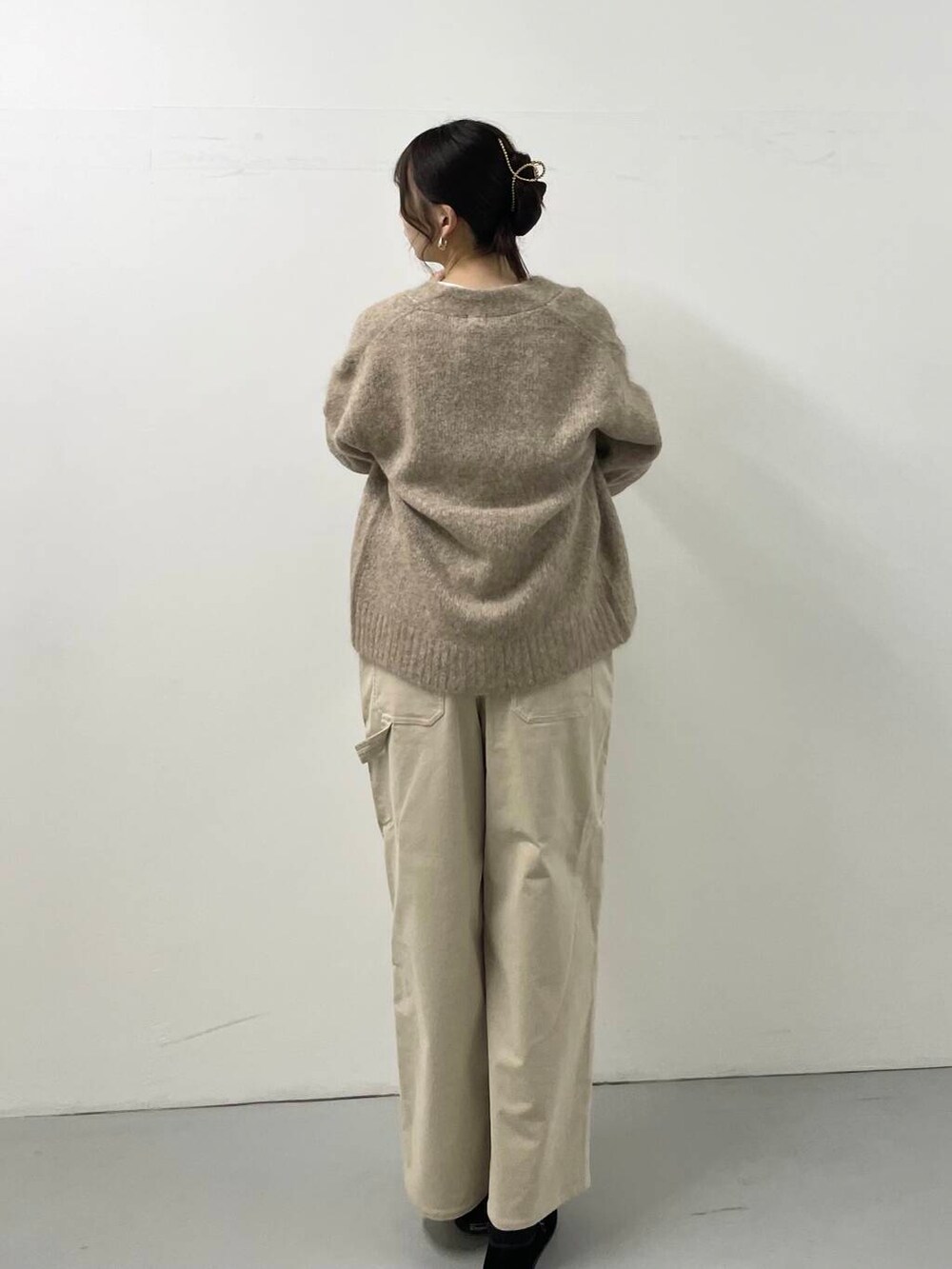 ホワイト系のサロペット/オーバーオール、ホワイト系のTシャツ/カットソーを着用したレディースの秋コーディネートの3枚目の写真