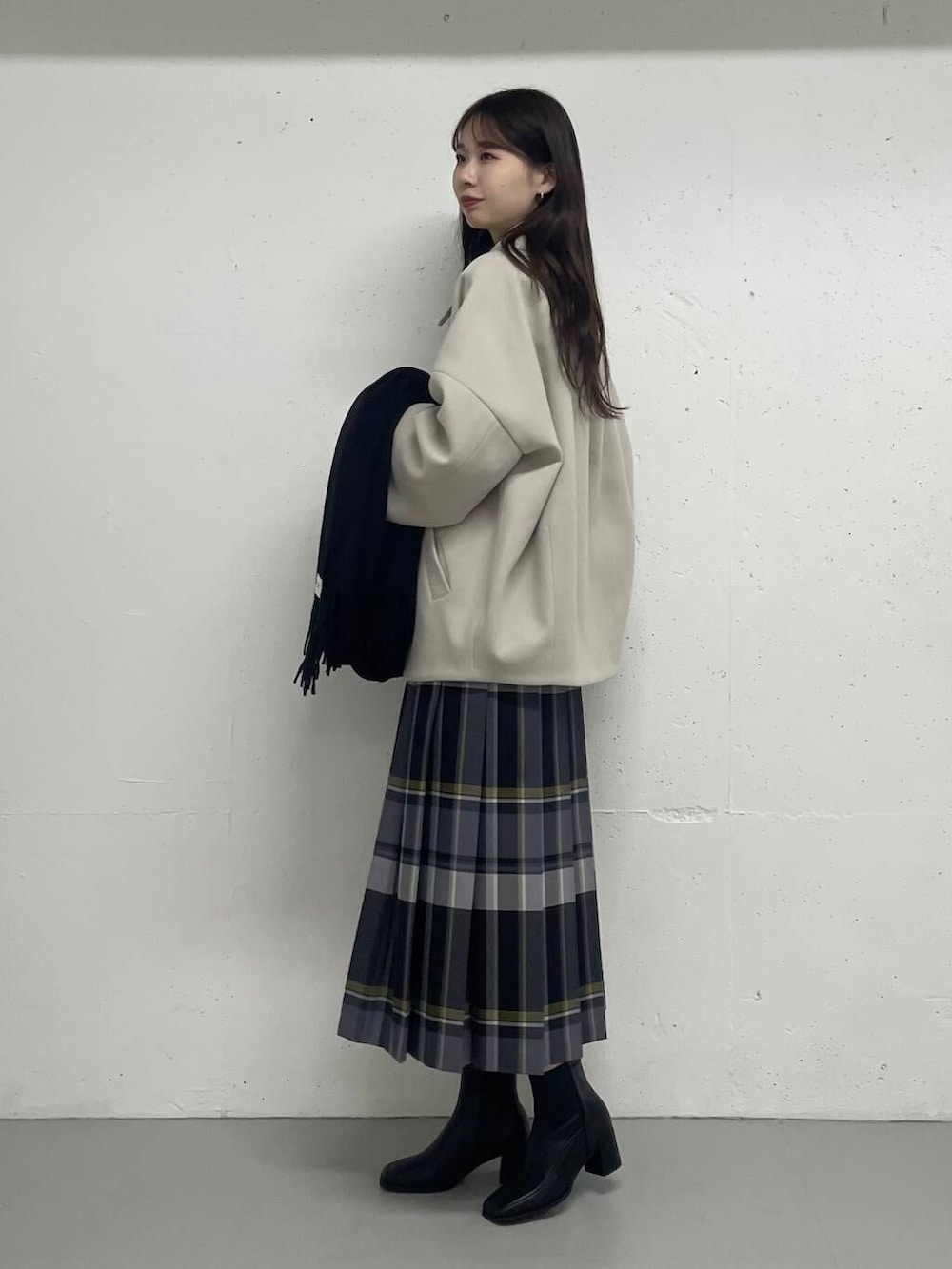 グレー系のその他アウター、グレー系のTシャツ/カットソー、ブラック系のスカートを着用したレディースの秋コーディネートの2枚目の写真