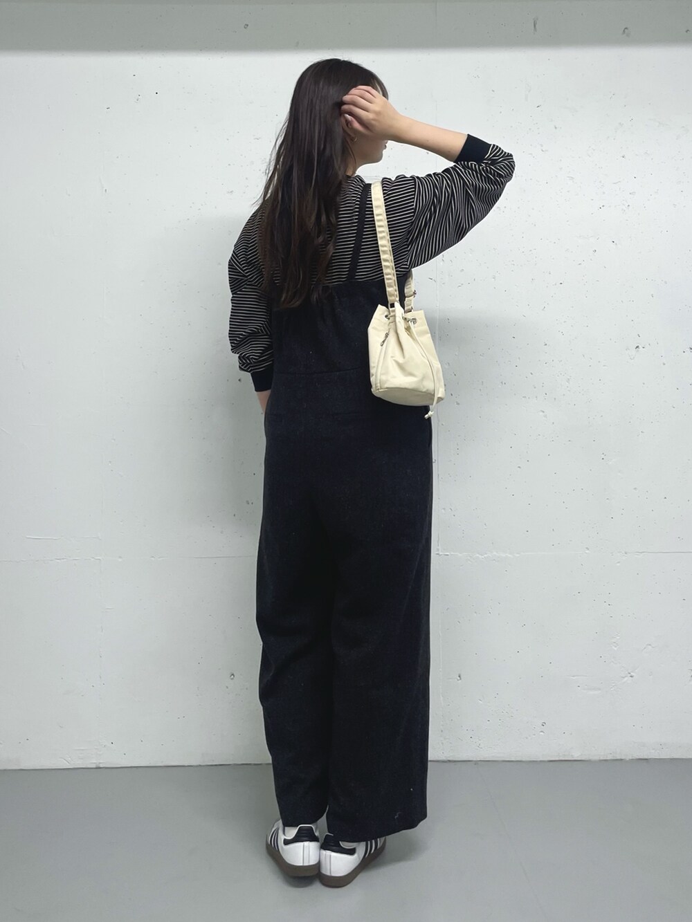 グレー系のサロペット/オーバーオール、ブラック系のTシャツ/カットソーを着用したレディースの秋コーディネートの4枚目の写真