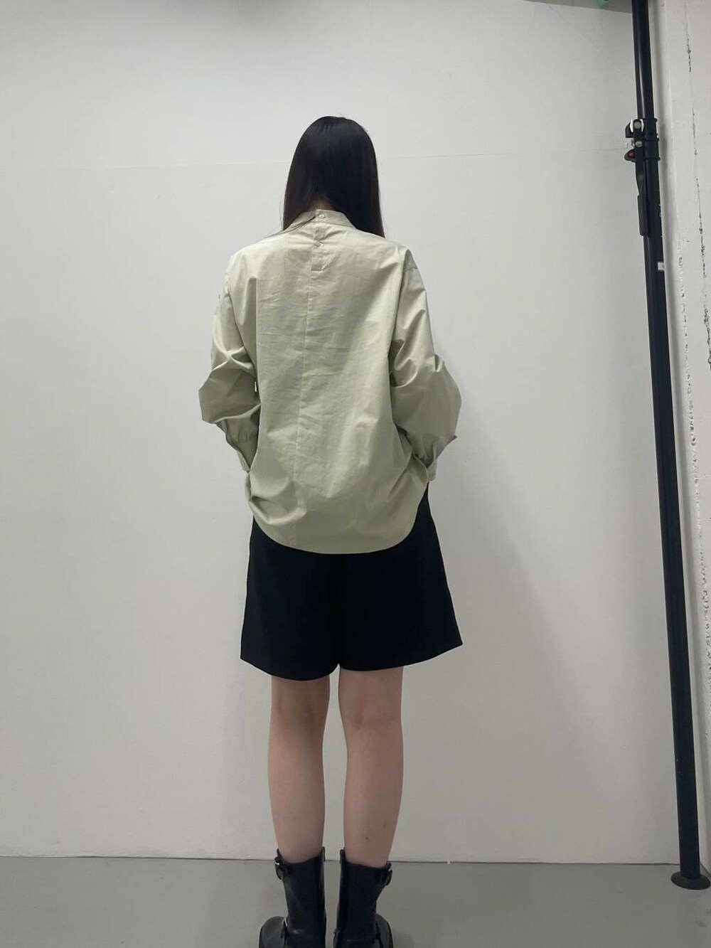 ブラック系のその他パンツ、グリーン系のシャツ/ブラウスを着用したレディースの秋コーディネートの3枚目の写真