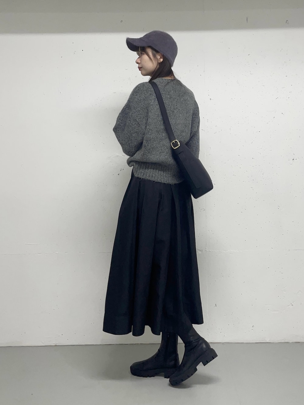 ブラック系のスカートを着用したレディースの秋コーディネートの3枚目の写真