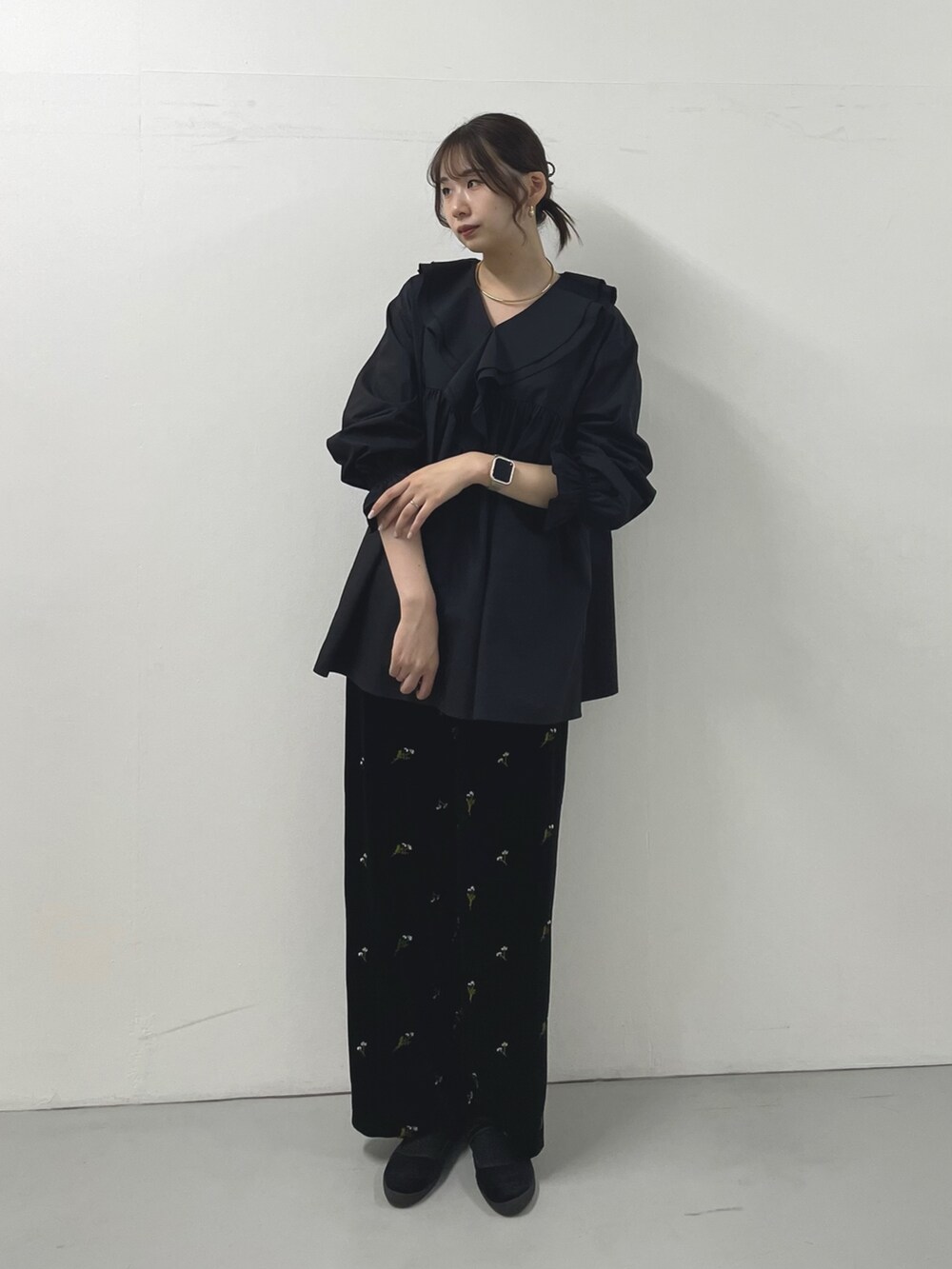 ブラック系のシャツ/ブラウスを着用したレディースの秋コーディネートの2枚目の写真