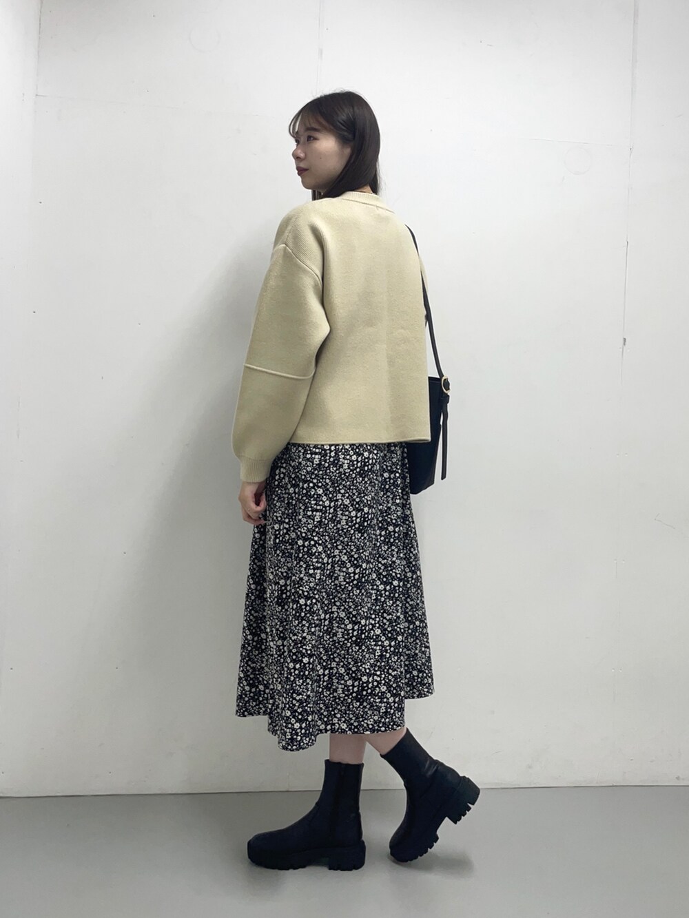 ベージュ系のブルゾン、ブラック系のワンピースを着用したレディースの秋コーディネートの3枚目の写真