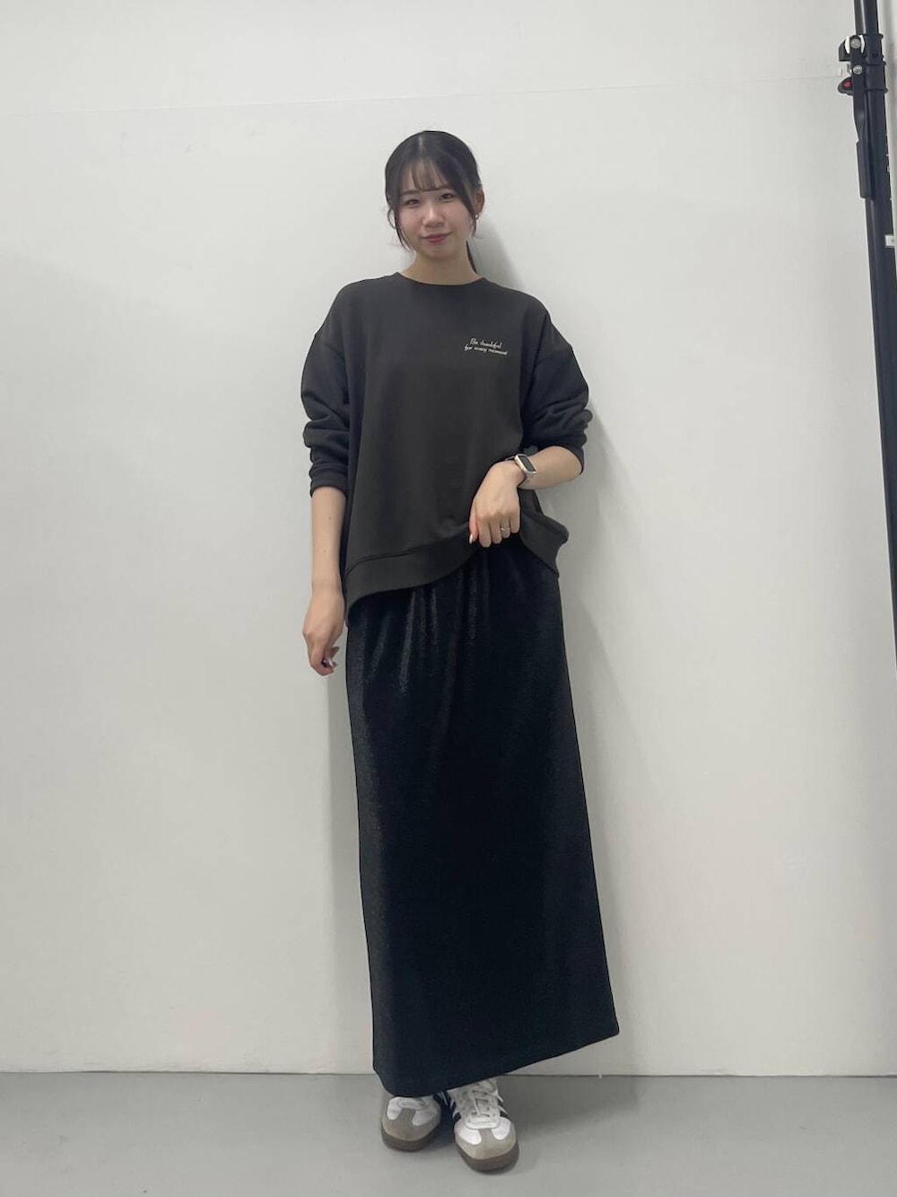 ブラック系のスカート、グレー系のスウェットを着用したレディースの秋コーディネートの2枚目の写真