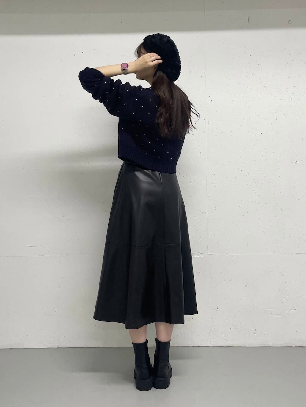 ブラック系のスカート、ブルー系のカーディガン/ボレロを着用したレディースの秋コーディネートの4枚目の写真
