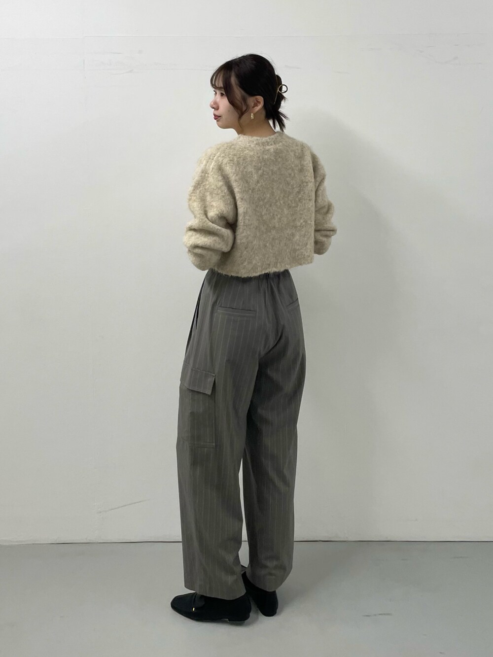 ベージュ系のニット/セーター、グレー系のその他パンツを着用したレディースの秋コーディネートの2枚目の写真