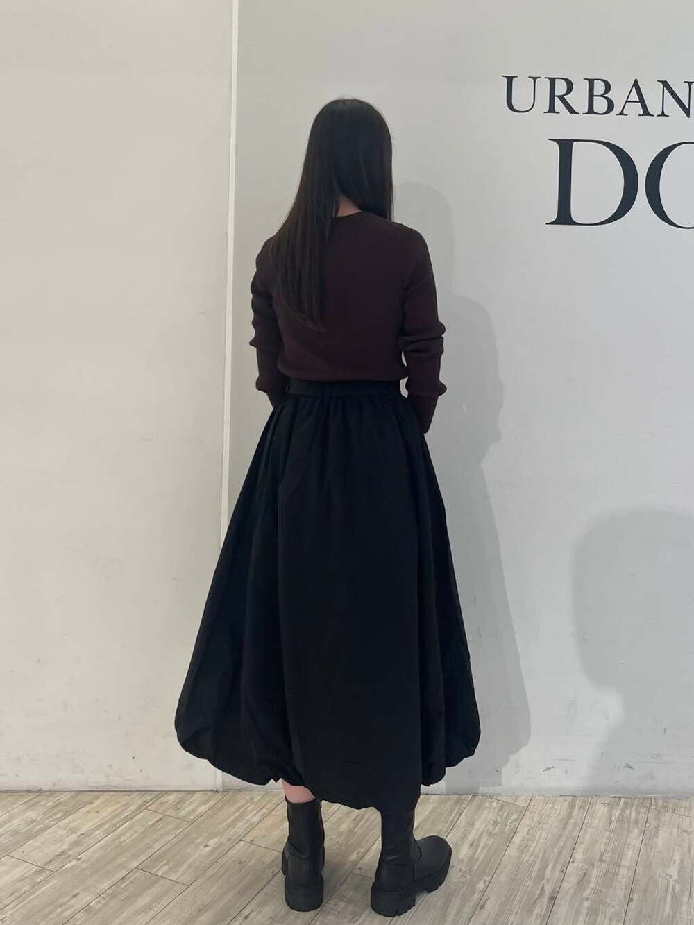 ブラック系のその他パンツ、ブラウン系のニット/セーターを着用したレディースの秋コーディネートの3枚目の写真