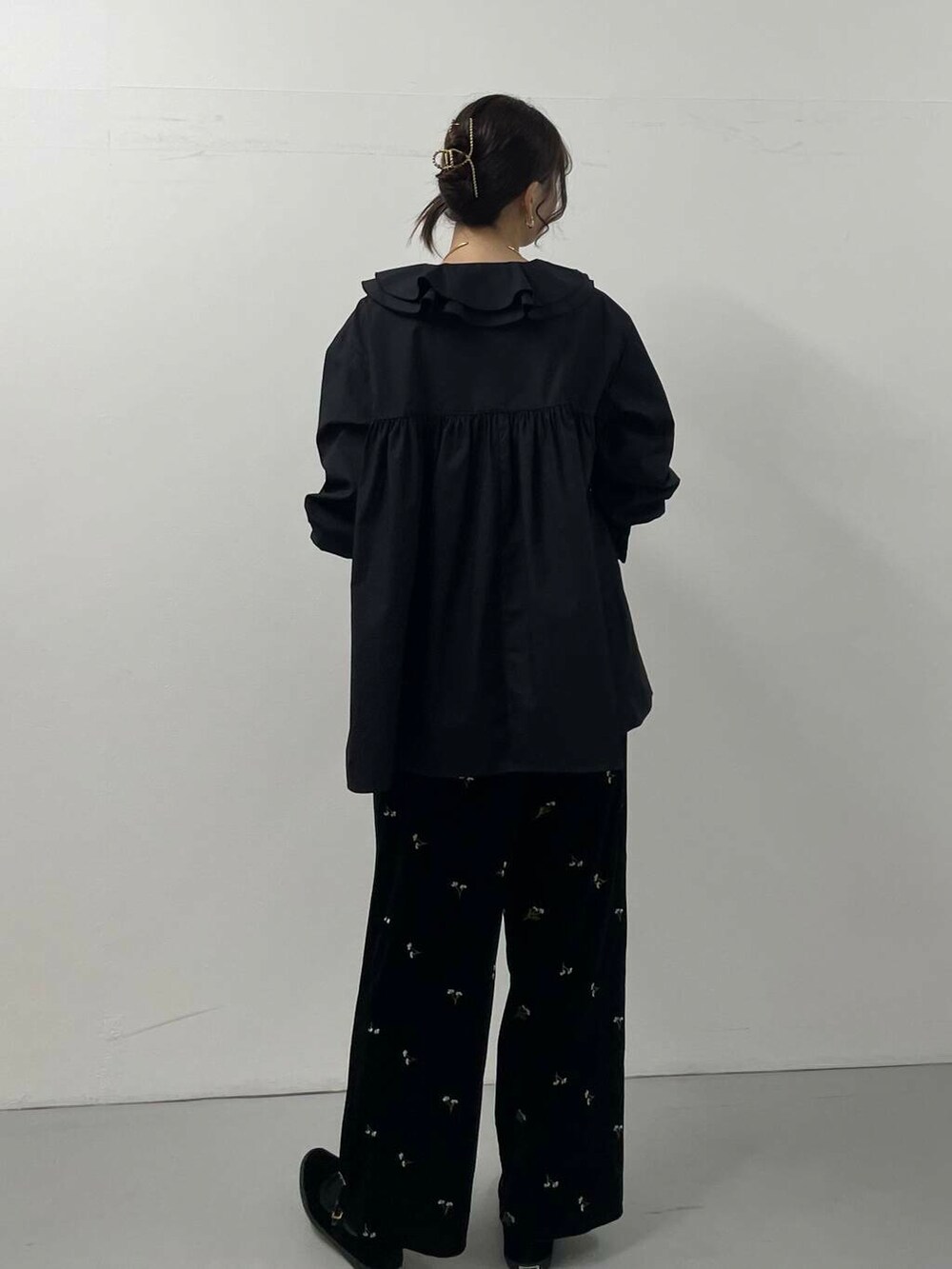 ブラック系のその他パンツ、ブラック系のシャツ/ブラウスを着用したレディースの秋コーディネートの3枚目の写真