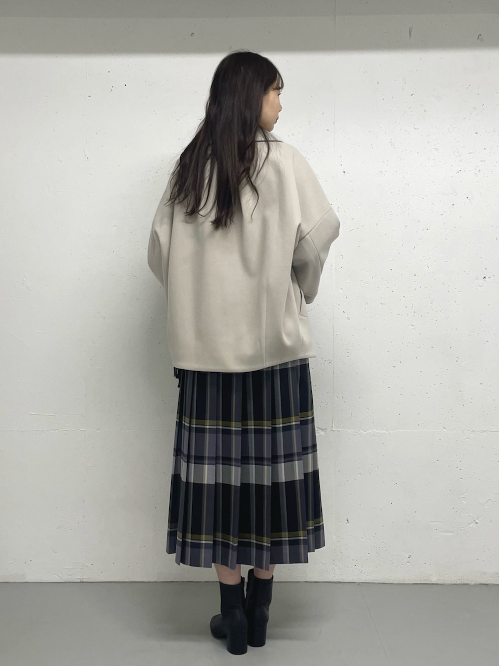 ブラック系のスカート、グレー系のTシャツ/カットソー、グレー系のその他アウターを着用したレディースの秋コーディネートの3枚目の写真