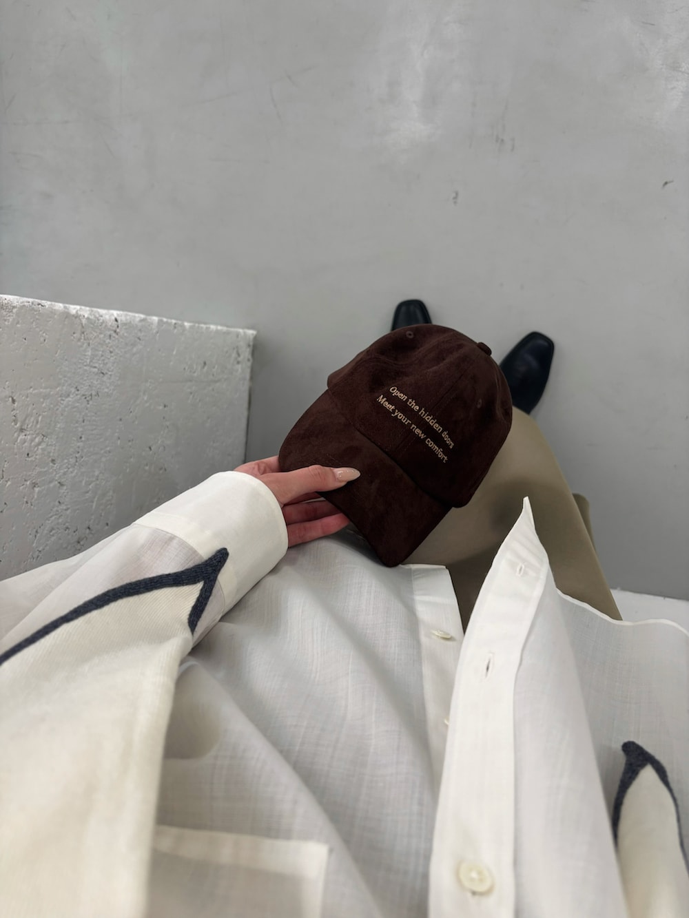 ブラウン系のキャップを着用したレディースの秋コーディネートの2枚目の写真