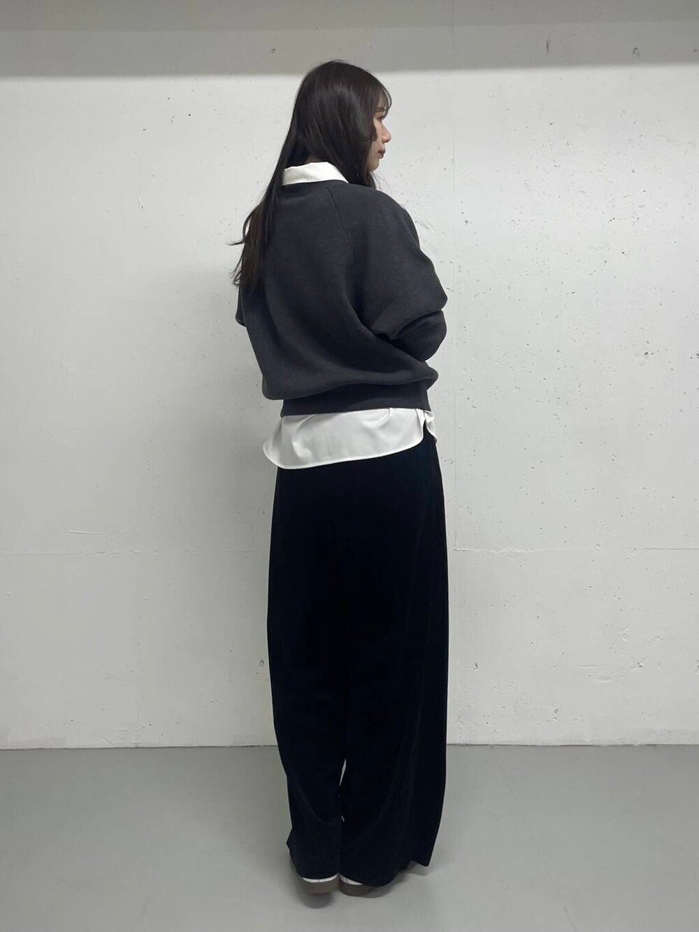 ブラック系のその他パンツ、グレー系のニット/セーター、ホワイト系のシャツ/ブラウスを着用したレディースの秋コーディネートの3枚目の写真