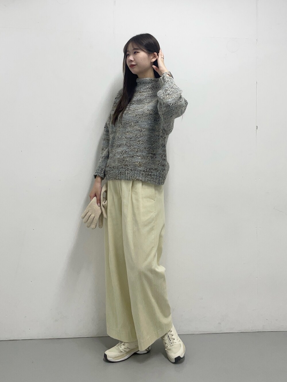 グレー系のニット/セーター、ホワイト系のその他パンツを着用したレディースの秋コーディネートの2枚目の写真