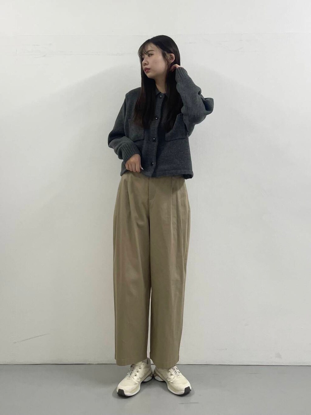 ベージュ系のその他パンツ、グレー系のニット/セーターを着用したレディースの秋コーディネートの2枚目の写真