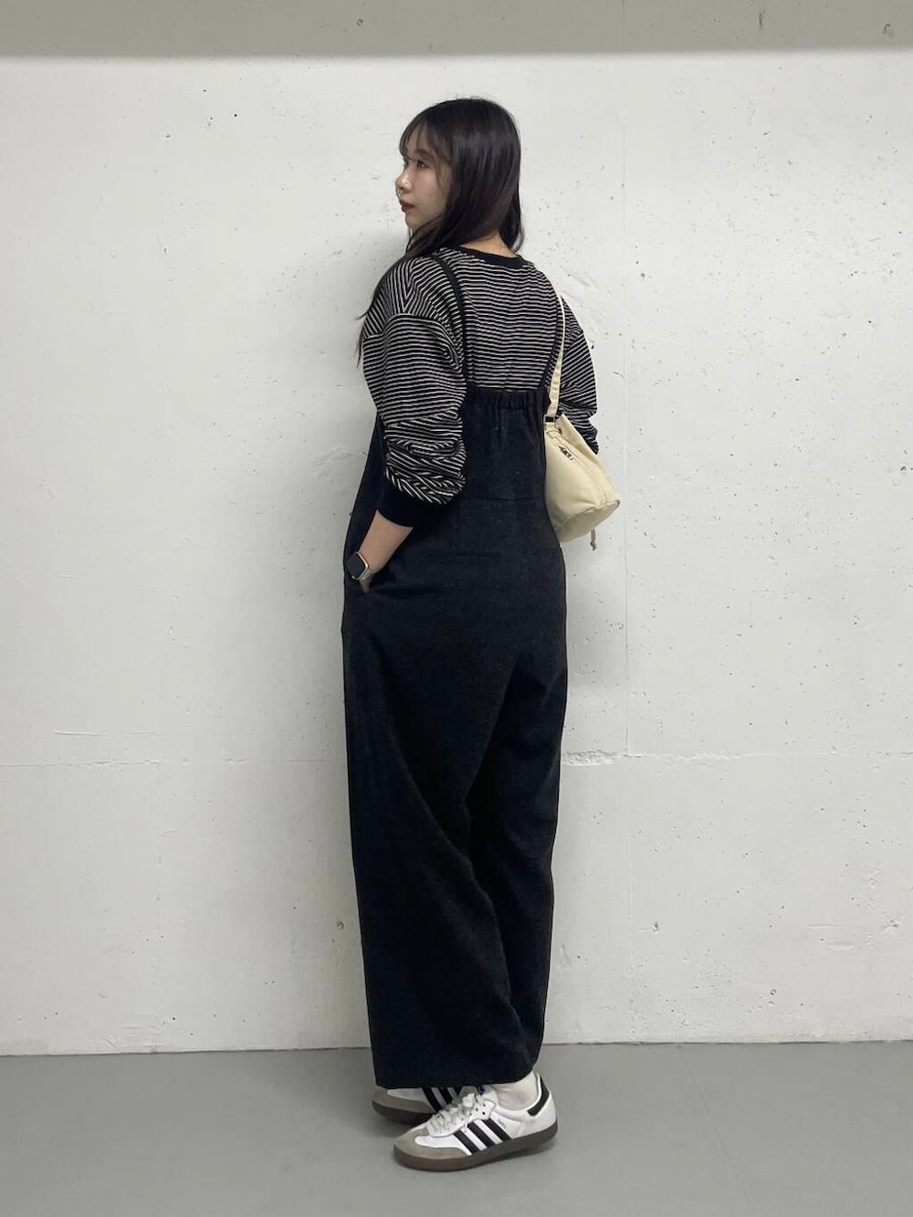 ブラック系のTシャツ/カットソー、グレー系のサロペット/オーバーオールを着用したレディースの秋コーディネートの2枚目の写真