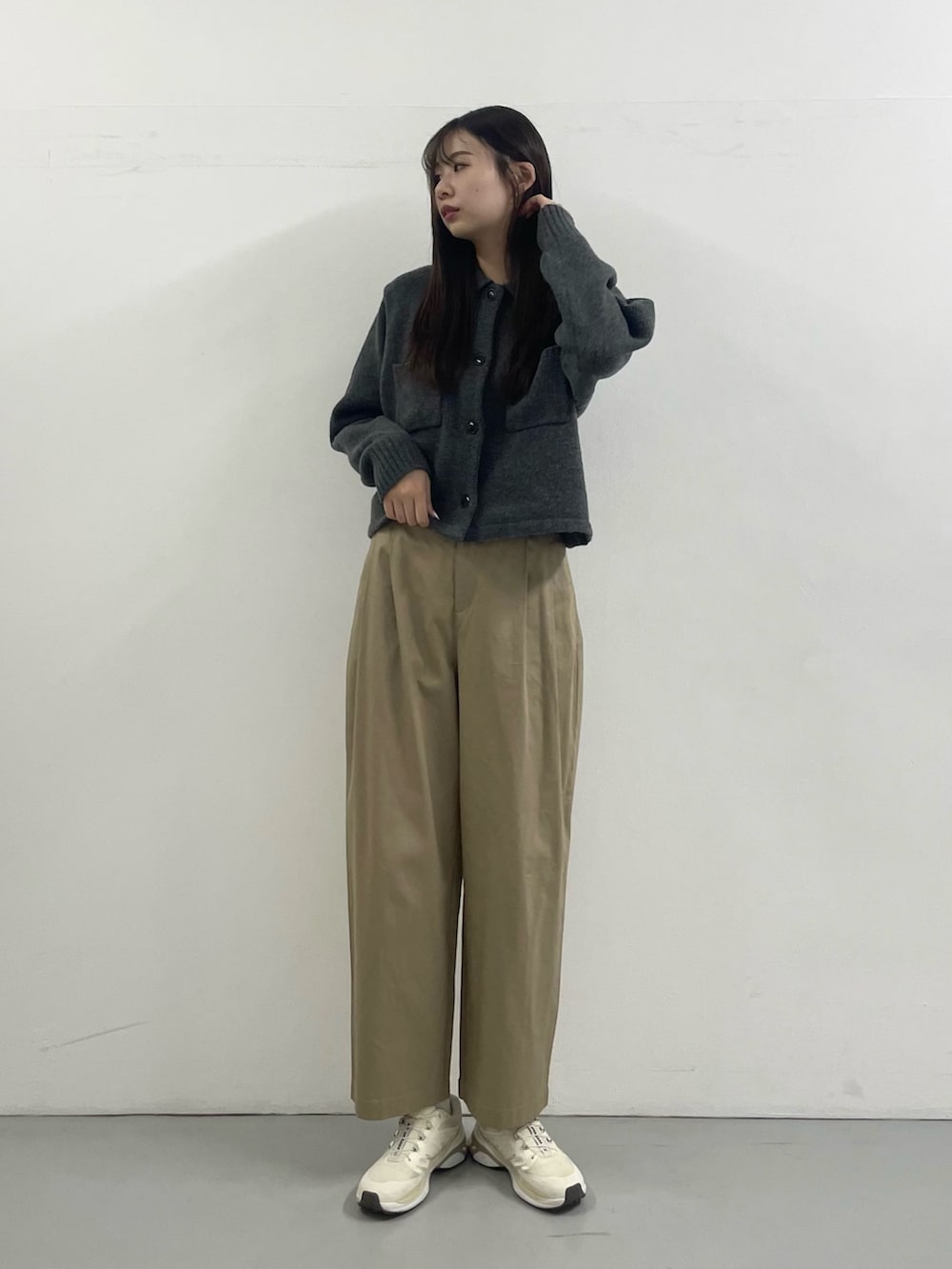 グレー系のニット/セーター、ベージュ系のその他パンツを着用したレディースの秋コーディネートの2枚目の写真