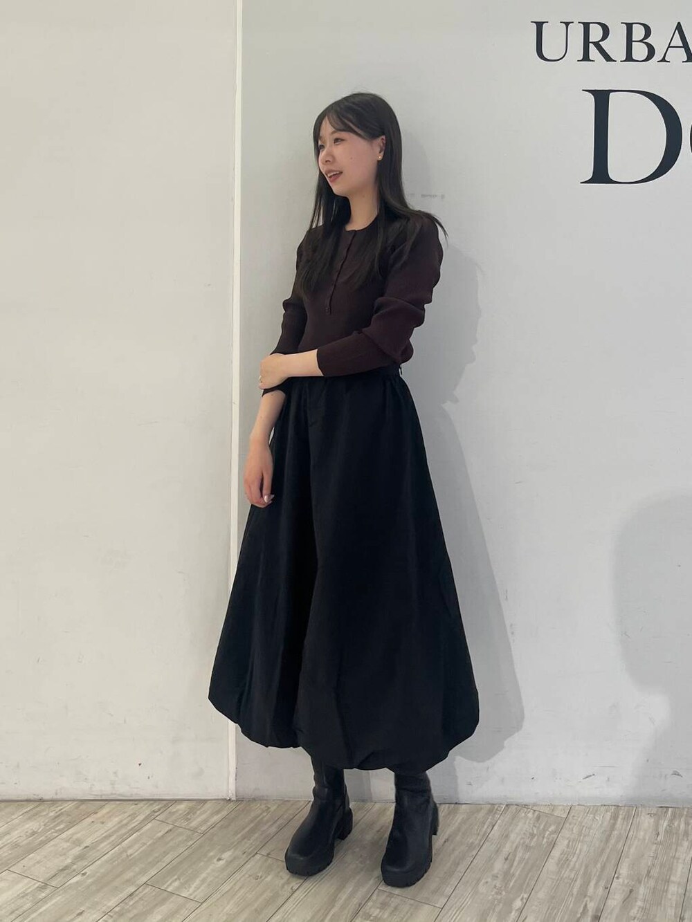 ブラック系のその他パンツ、ブラウン系のニット/セーターを着用したレディースの秋コーディネートの2枚目の写真