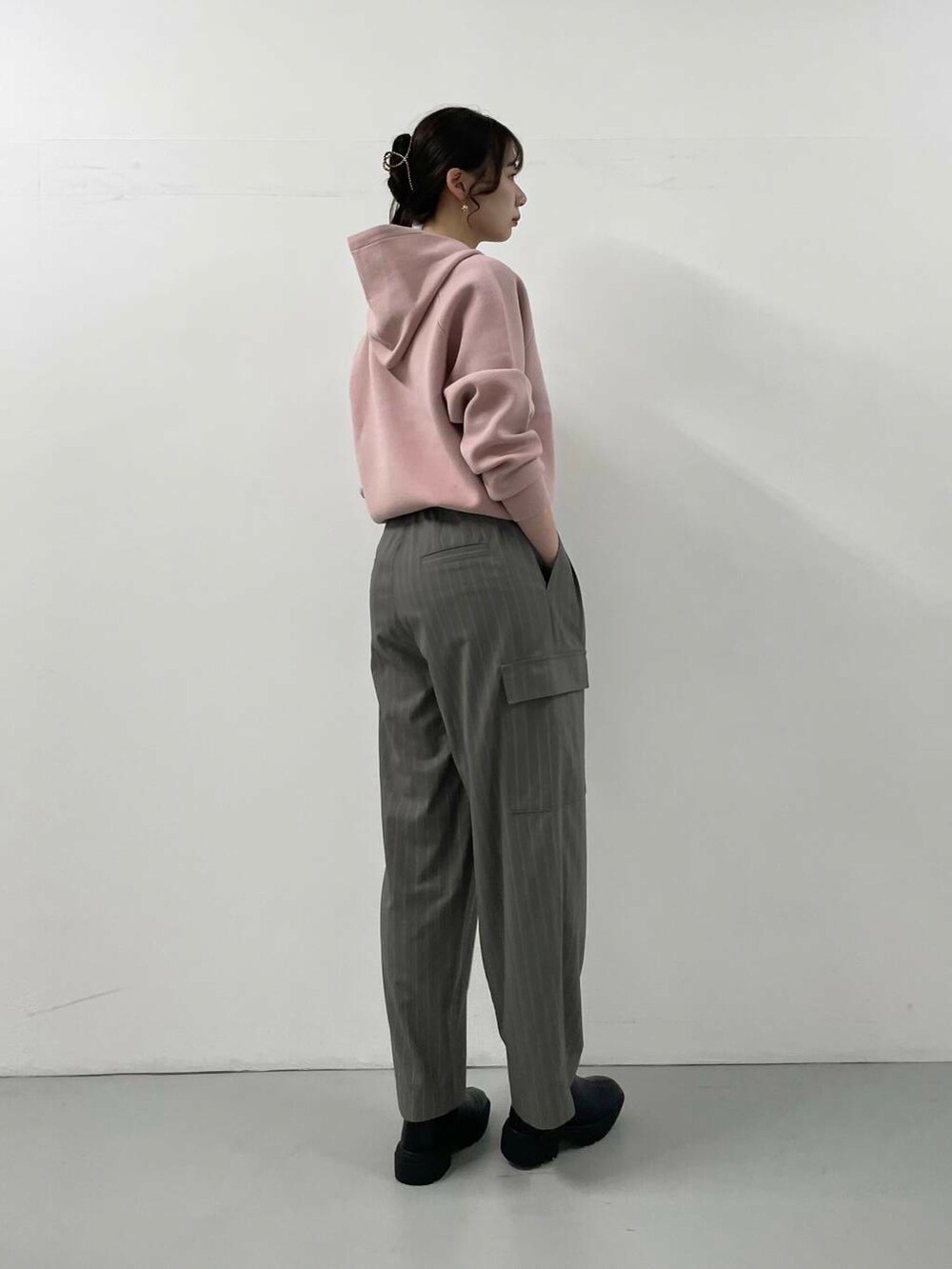 グレー系のその他パンツ、ピンク系のパーカーを着用したレディースの秋コーディネートの2枚目の写真