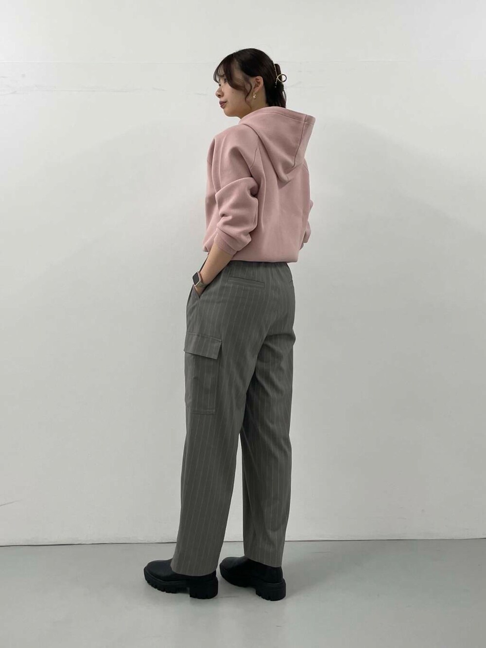 グレー系のその他パンツ、ピンク系のパーカーを着用したレディースの秋コーディネートの3枚目の写真