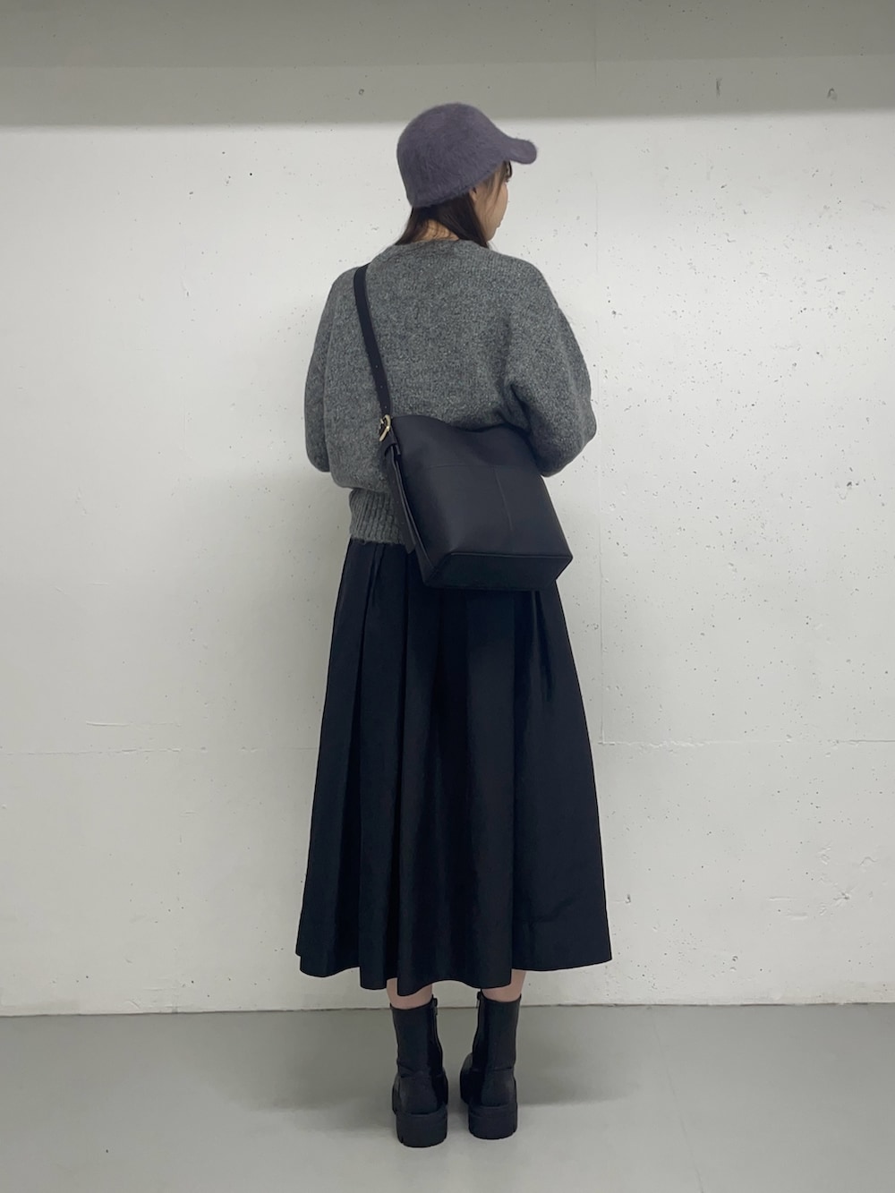 ブラック系のスカートを着用したレディースの秋コーディネートの4枚目の写真