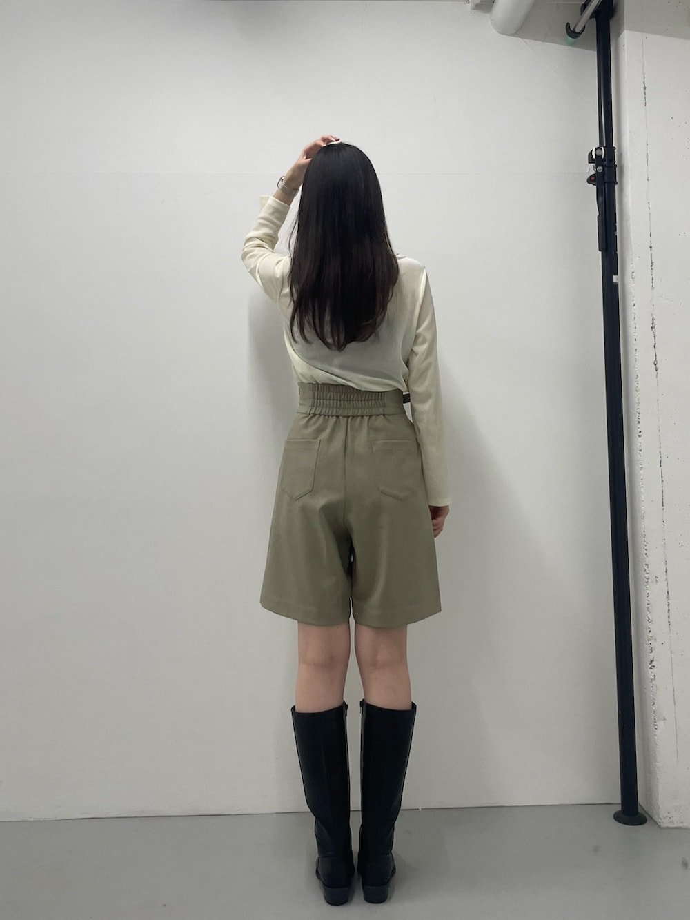 グリーン系のTシャツ/カットソー、ベージュ系のその他パンツ、ブラック系のブーツを着用したレディースの秋コーディネートの3枚目の写真