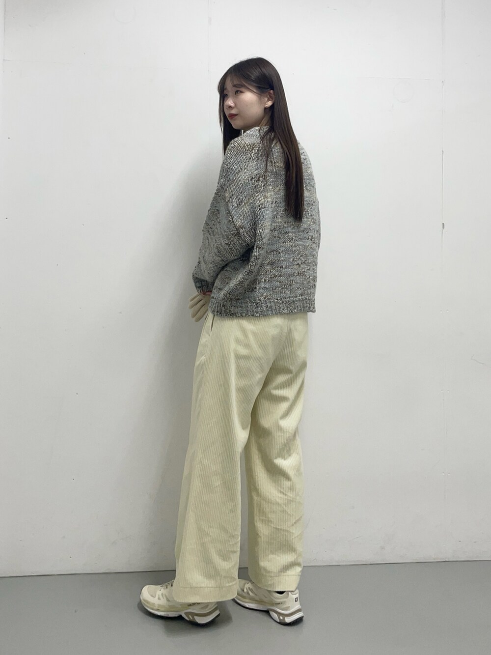 グレー系のニット/セーター、ホワイト系のその他パンツを着用したレディースの秋コーディネートの4枚目の写真