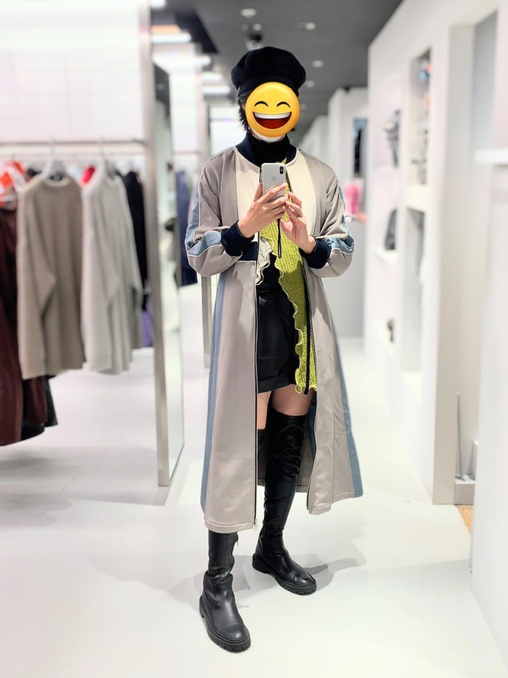 その他のTシャツ/カットソー、ブラック系のその他パンツ、グレー系のワンピースを着用したメンズの春コーディネートの2枚目の写真