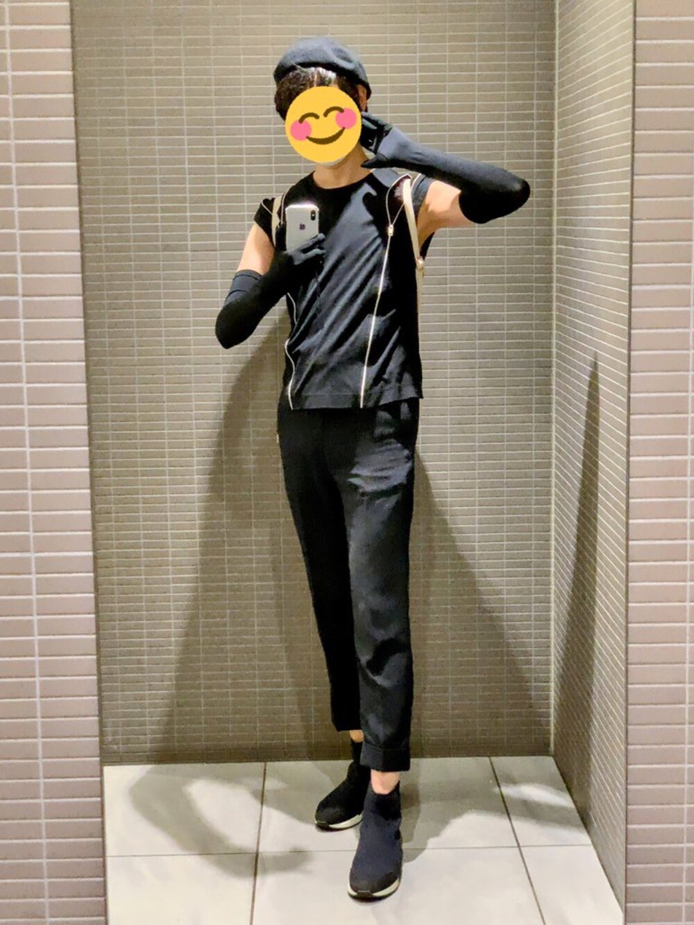 ブラック系のTシャツ/カットソー、ブラック系の手袋、ブラック系の帽子を着用したメンズの夏コーディネートの2枚目の写真