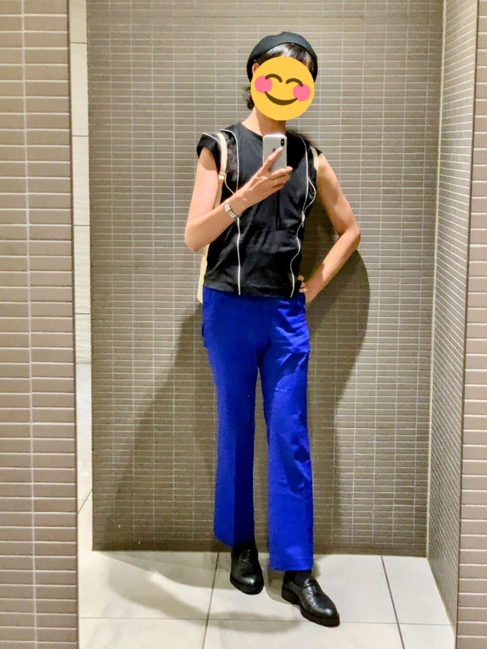 ブラック系のTシャツ/カットソー、ブルー系のその他パンツ、ブラック系のローファーを着用したメンズの秋コーディネートの3枚目の写真