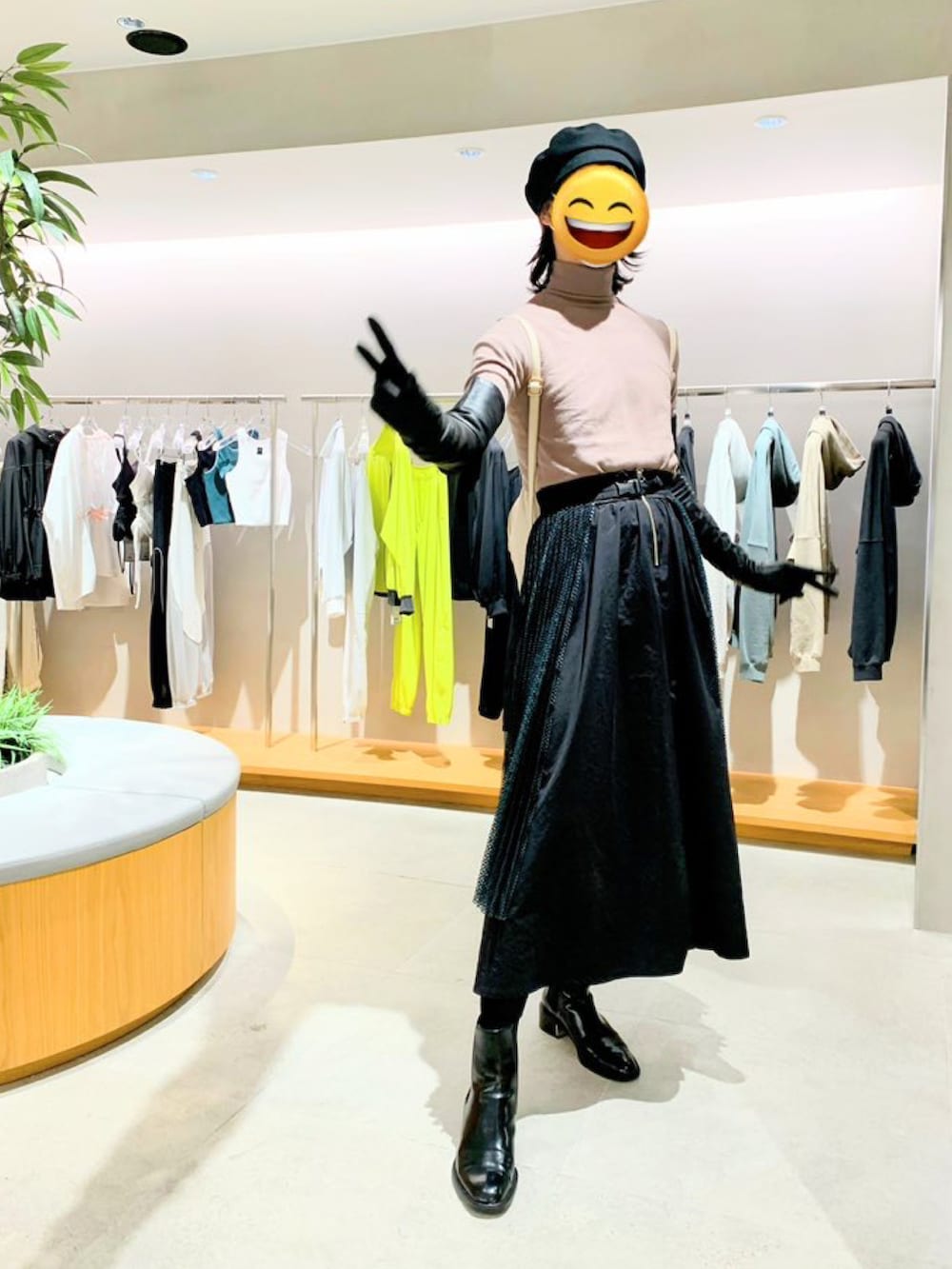 ホワイト系のニット/セーター、ブラック系のスカート、ブラック系のブーツを着用したメンズの春コーディネートの4枚目の写真