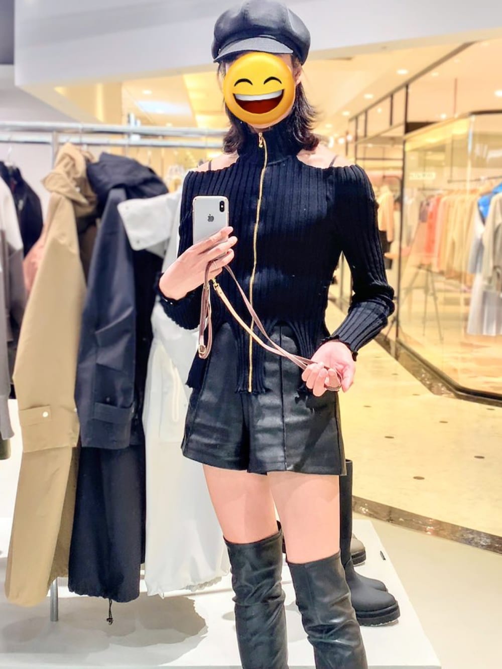 ブラック系のニット/セーター、ブラック系のその他パンツ、ブラック系のブーツを着用したメンズの秋コーディネートの2枚目の写真