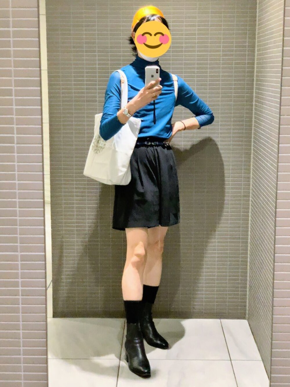 ブルー系のTシャツ/カットソー、ブラック系のその他パンツ、ブラック系のブーツを着用したメンズの秋コーディネートの3枚目の写真