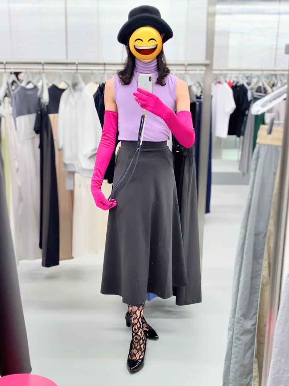 パープル系のトップス、グレー系のスカート、ブラック系のパンプスを着用したレディースの夏コーディネートの2枚目の写真