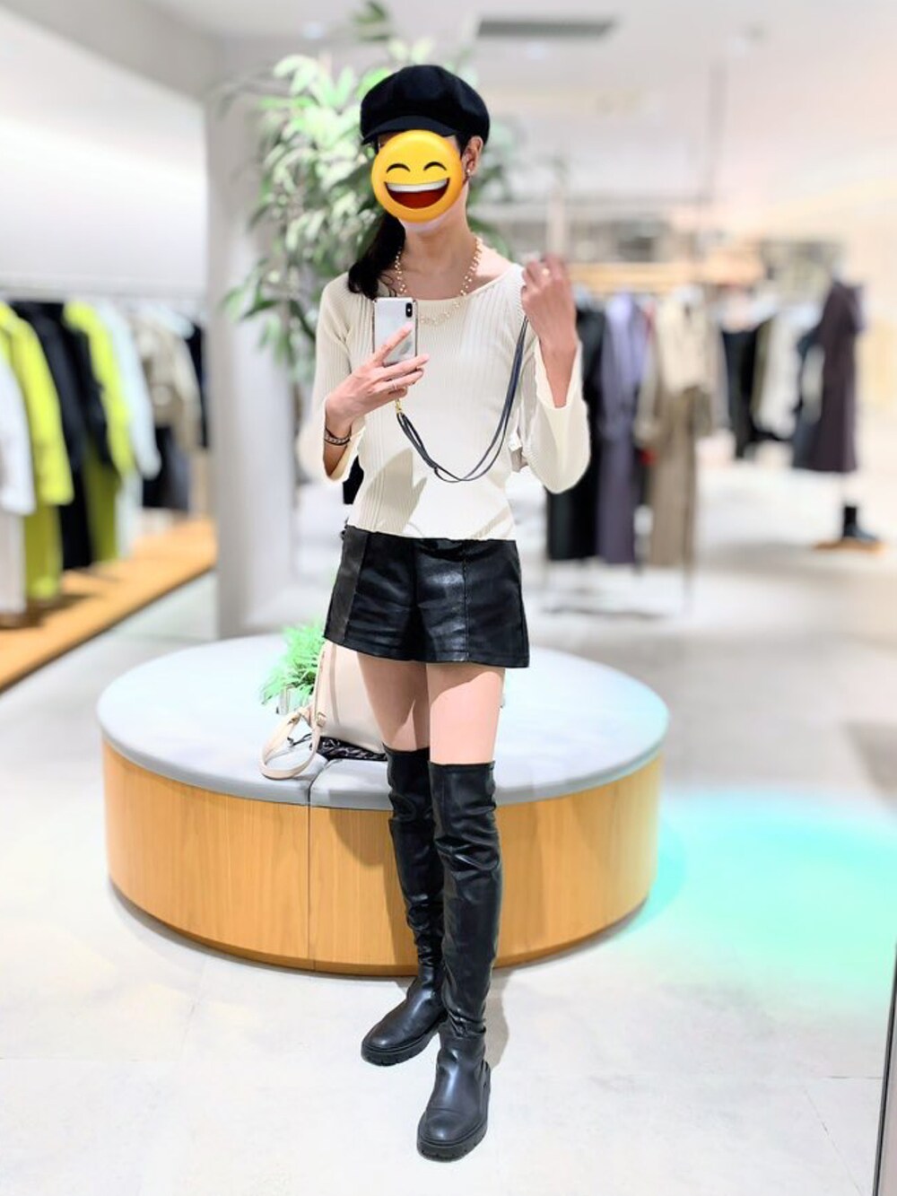 ホワイト系のニット/セーター、ブラック系のその他パンツ、ブラック系のブーツを着用したレディースの秋コーディネートの3枚目の写真