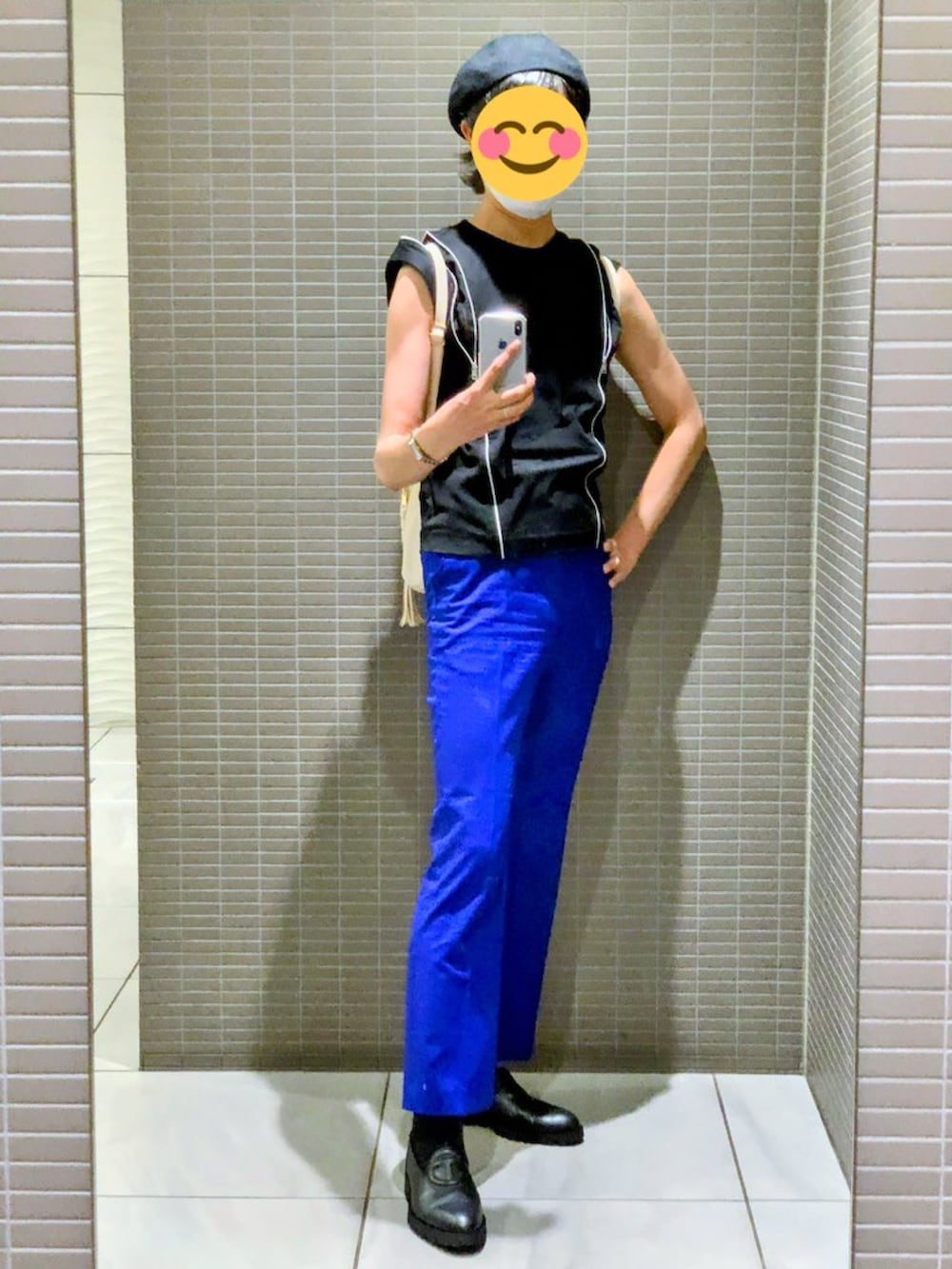ブラック系のTシャツ/カットソー、ブルー系のその他パンツ、ブラック系のローファーを着用したメンズの秋コーディネートの5枚目の写真