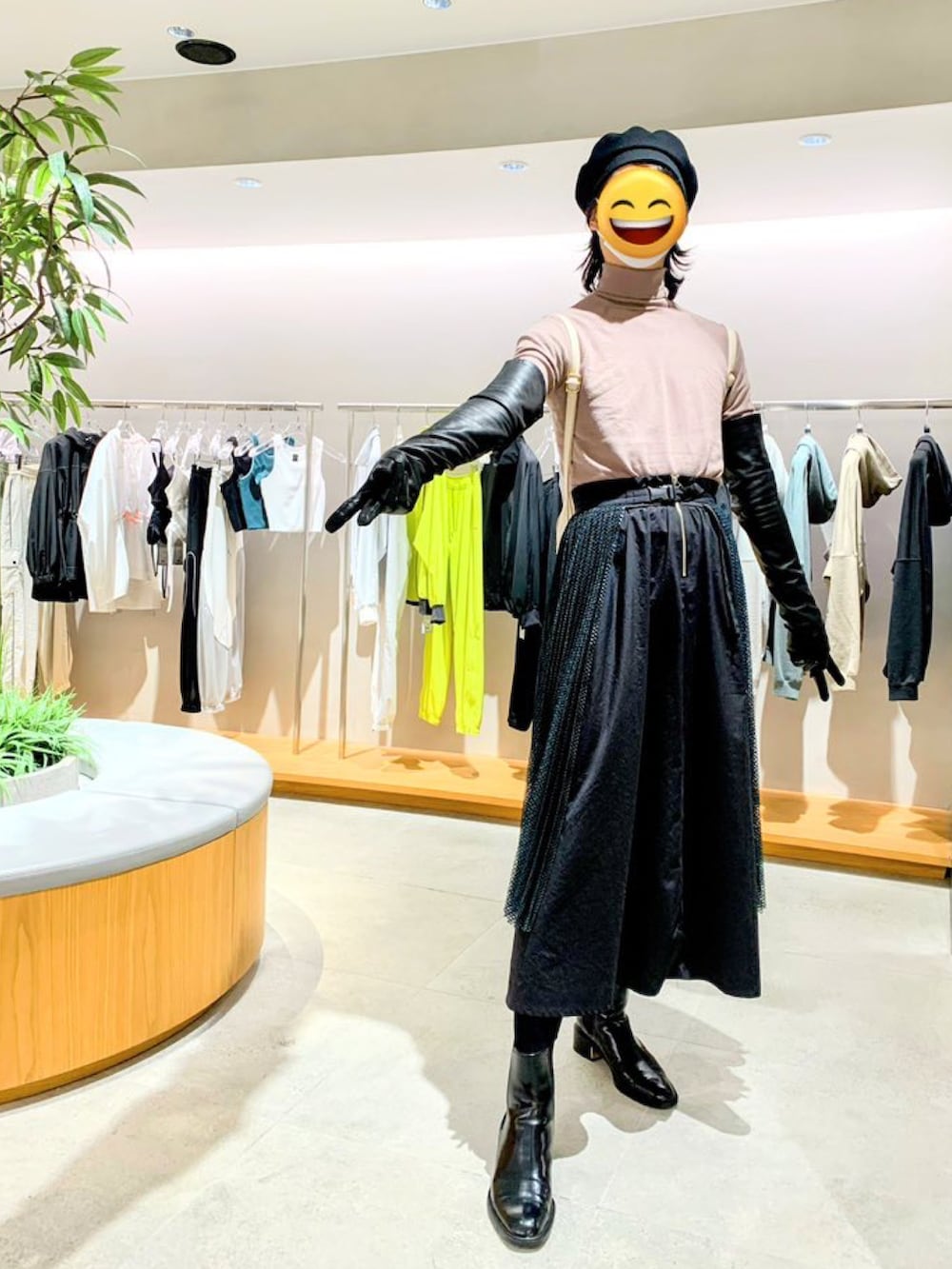 ホワイト系のニット/セーター、ブラック系のスカート、ブラック系のブーツを着用したメンズの春コーディネートの3枚目の写真