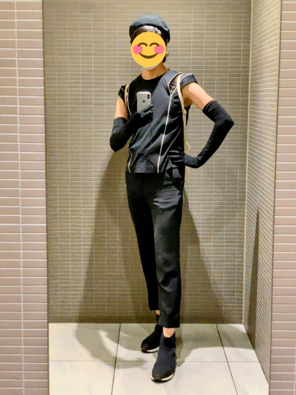 ブラック系のTシャツ/カットソー、ブラック系の手袋、ブラック系の帽子を着用したメンズの夏コーディネートの5枚目の写真