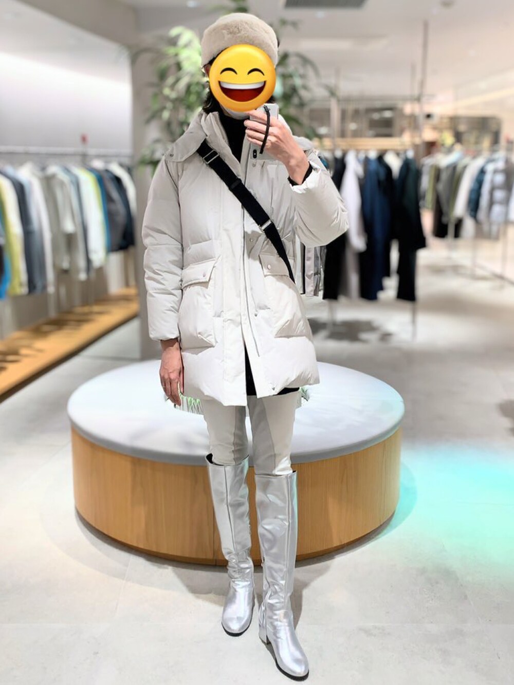 ホワイト系のダウンジャケット/コート、シルバー系のブーツ、ホワイト系のその他パンツを着用したメンズの春コーディネートの2枚目の写真