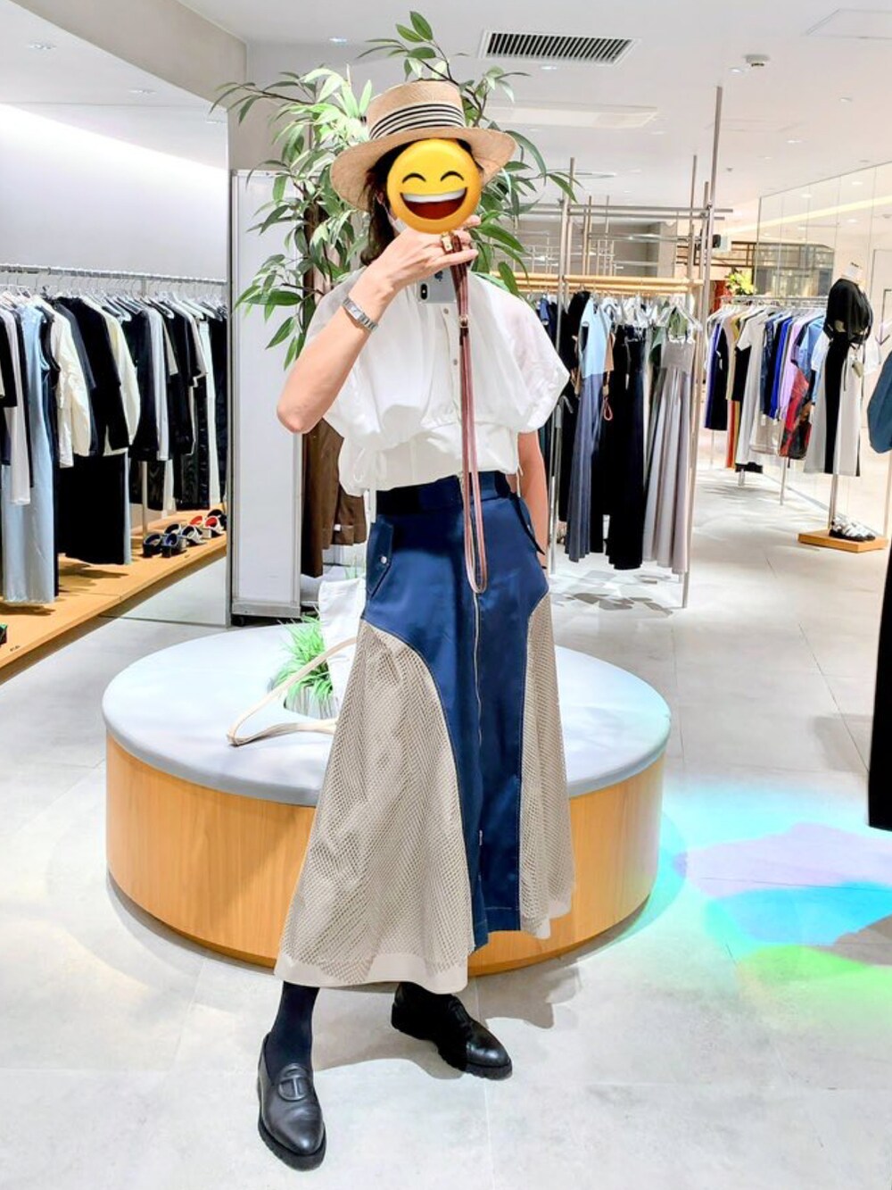 ホワイト系のシャツ/ブラウス、ブルー系のスカート、ブラック系のローファーを着用したレディースの夏コーディネートの2枚目の写真