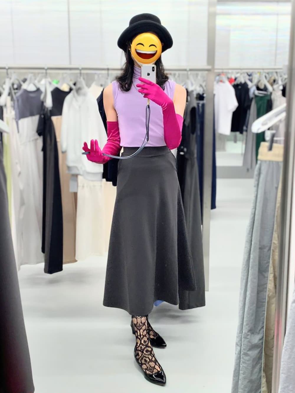 パープル系のトップス、グレー系のスカート、ブラック系のパンプスを着用したレディースの夏コーディネートの4枚目の写真