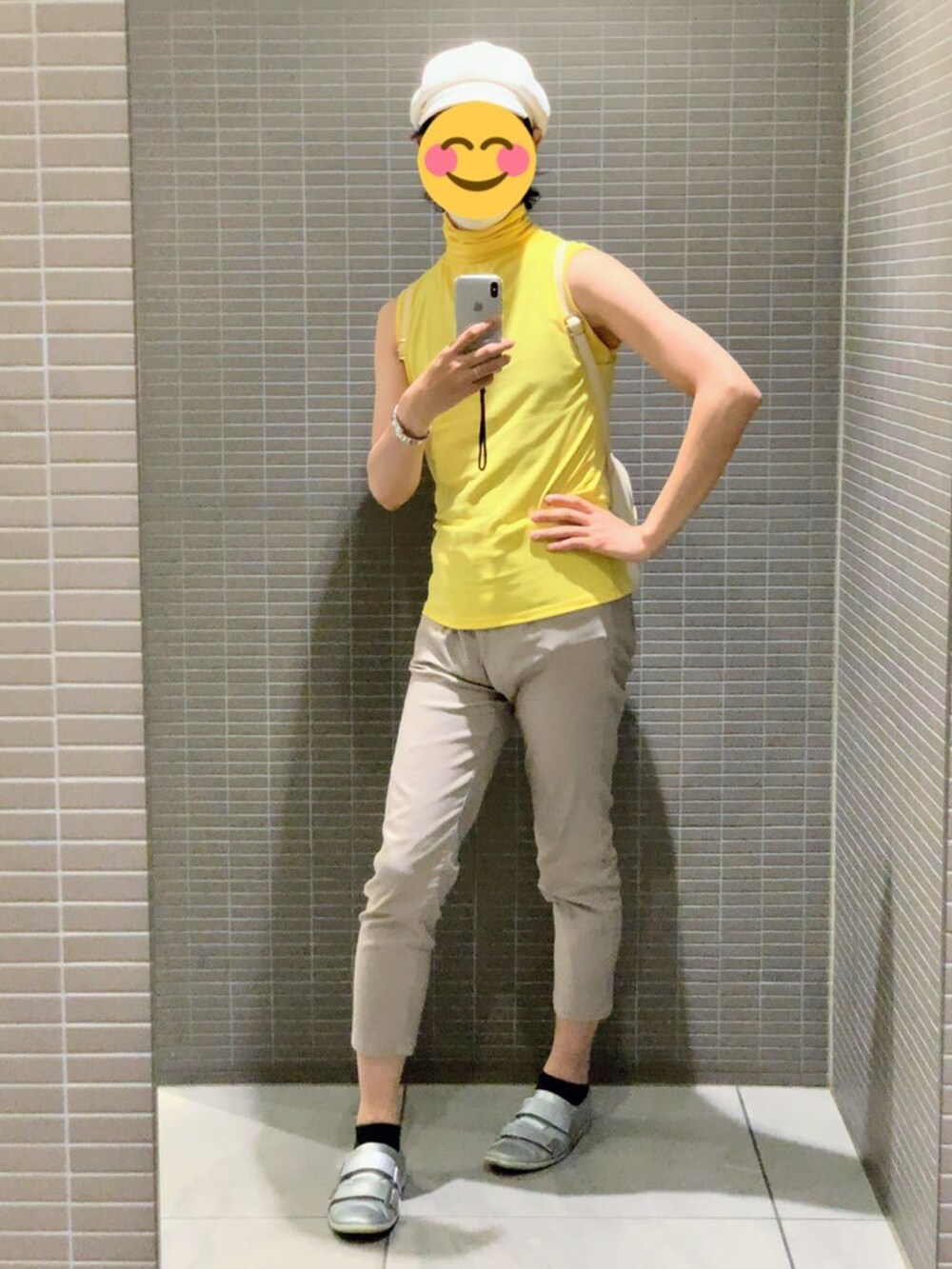 イエロー系のTシャツ/カットソー、ベージュ系のその他パンツ、シルバー系のスニーカーを着用したメンズの夏コーディネートの3枚目の写真