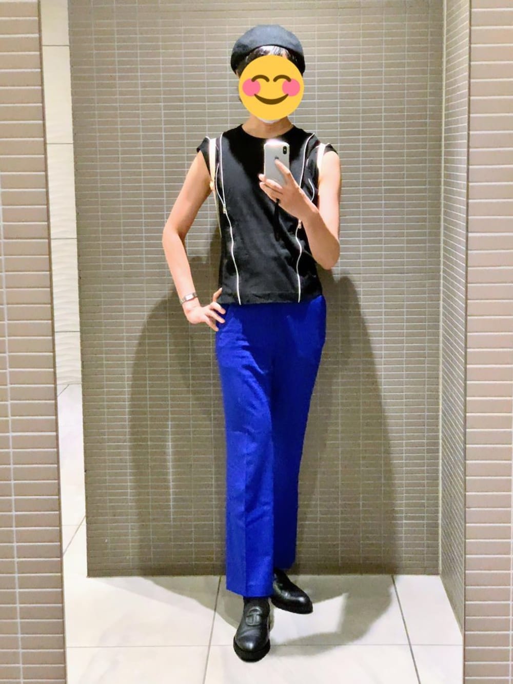 ブラック系のTシャツ/カットソー、ブルー系のその他パンツ、ブラック系のローファーを着用したメンズの秋コーディネートの4枚目の写真