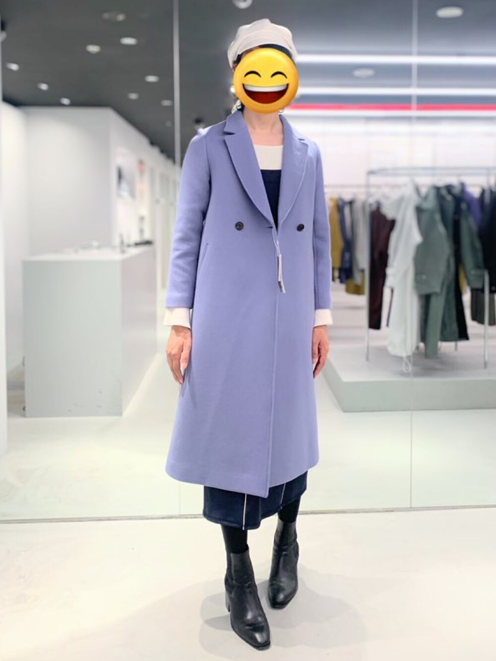 ブルー系のチェスターコート、ブルー系のワンピース、ホワイト系のニット/セーターを着用したメンズの春コーディネートの2枚目の写真