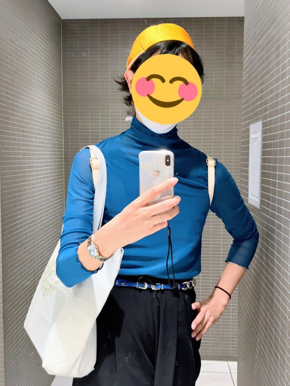 ブルー系のTシャツ/カットソー、ブラック系のその他パンツ、ブラック系のブーツを着用したメンズの秋コーディネートの2枚目の写真