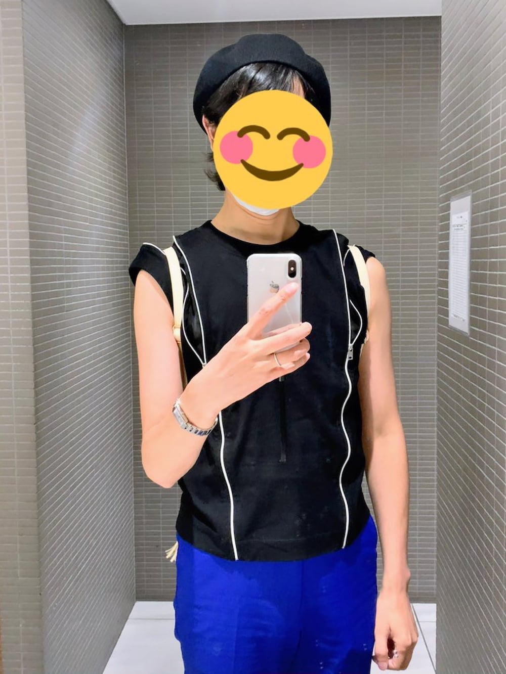 ブラック系のTシャツ/カットソー、ブルー系のその他パンツ、ブラック系のローファーを着用したメンズの秋コーディネートの2枚目の写真