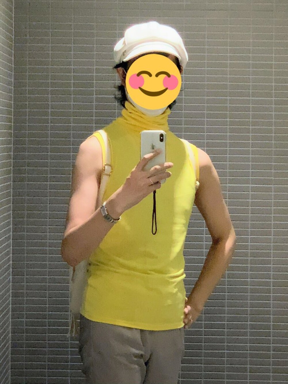 イエロー系のTシャツ/カットソー、ベージュ系のその他パンツ、シルバー系のスニーカーを着用したメンズの夏コーディネートの2枚目の写真