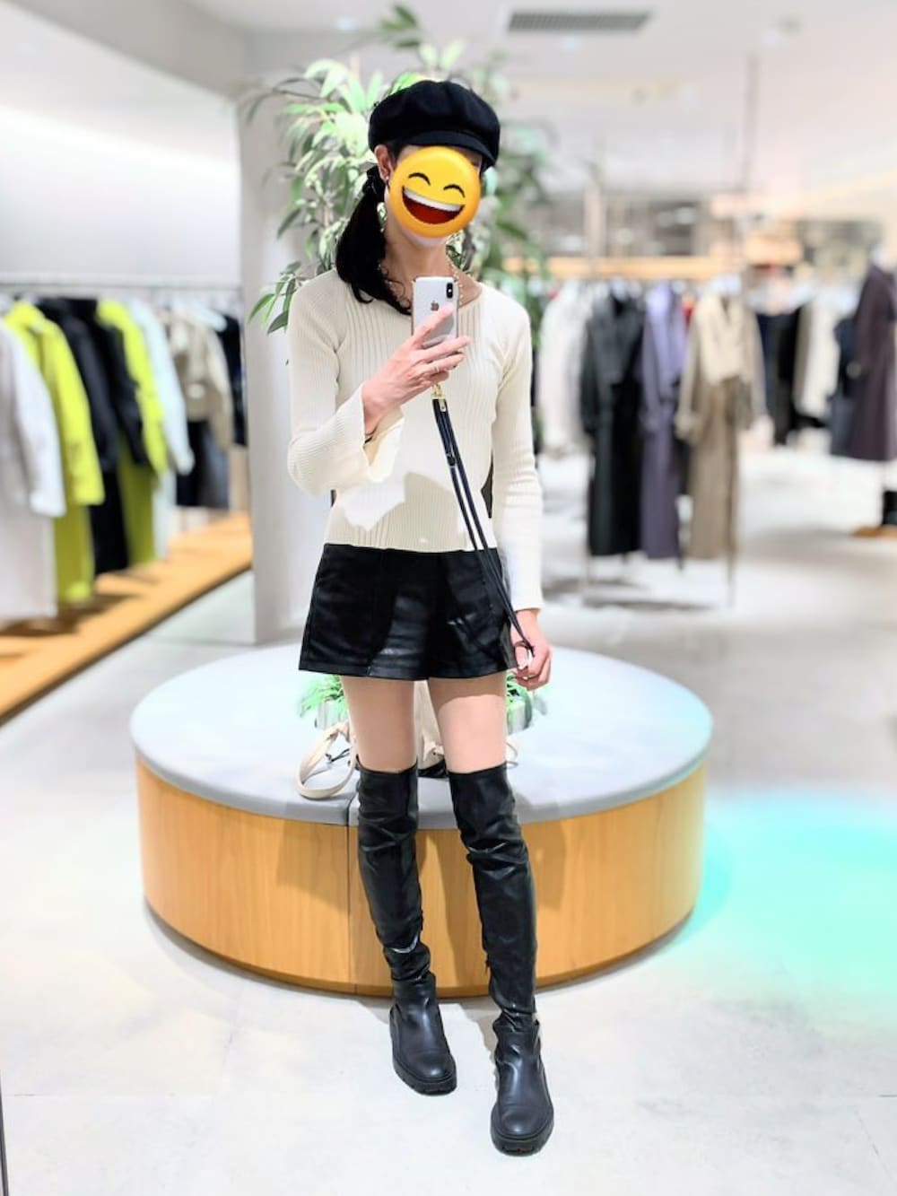 ホワイト系のニット/セーター、ブラック系のその他パンツ、ブラック系のブーツを着用したレディースの秋コーディネートの2枚目の写真